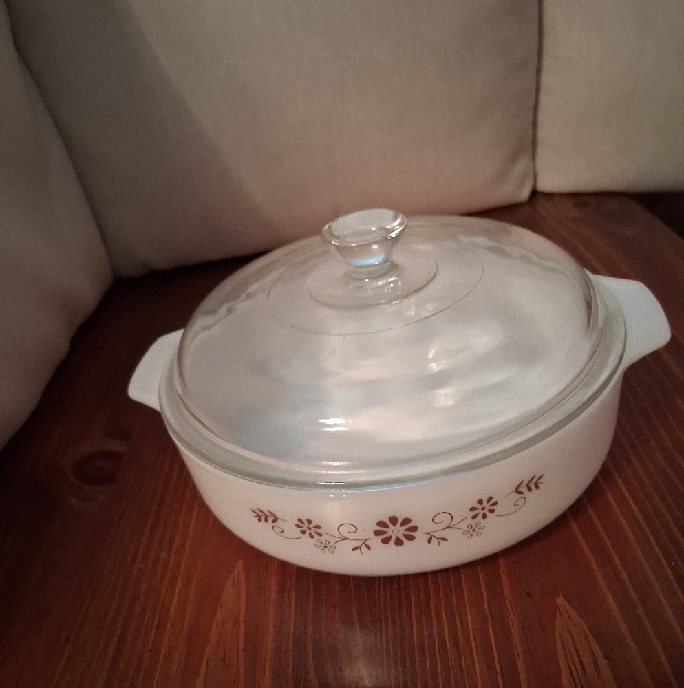 VINTAGE DYNAWARE PYR-O-REY MILK GLASS CASSEROLE DISH WITH LID